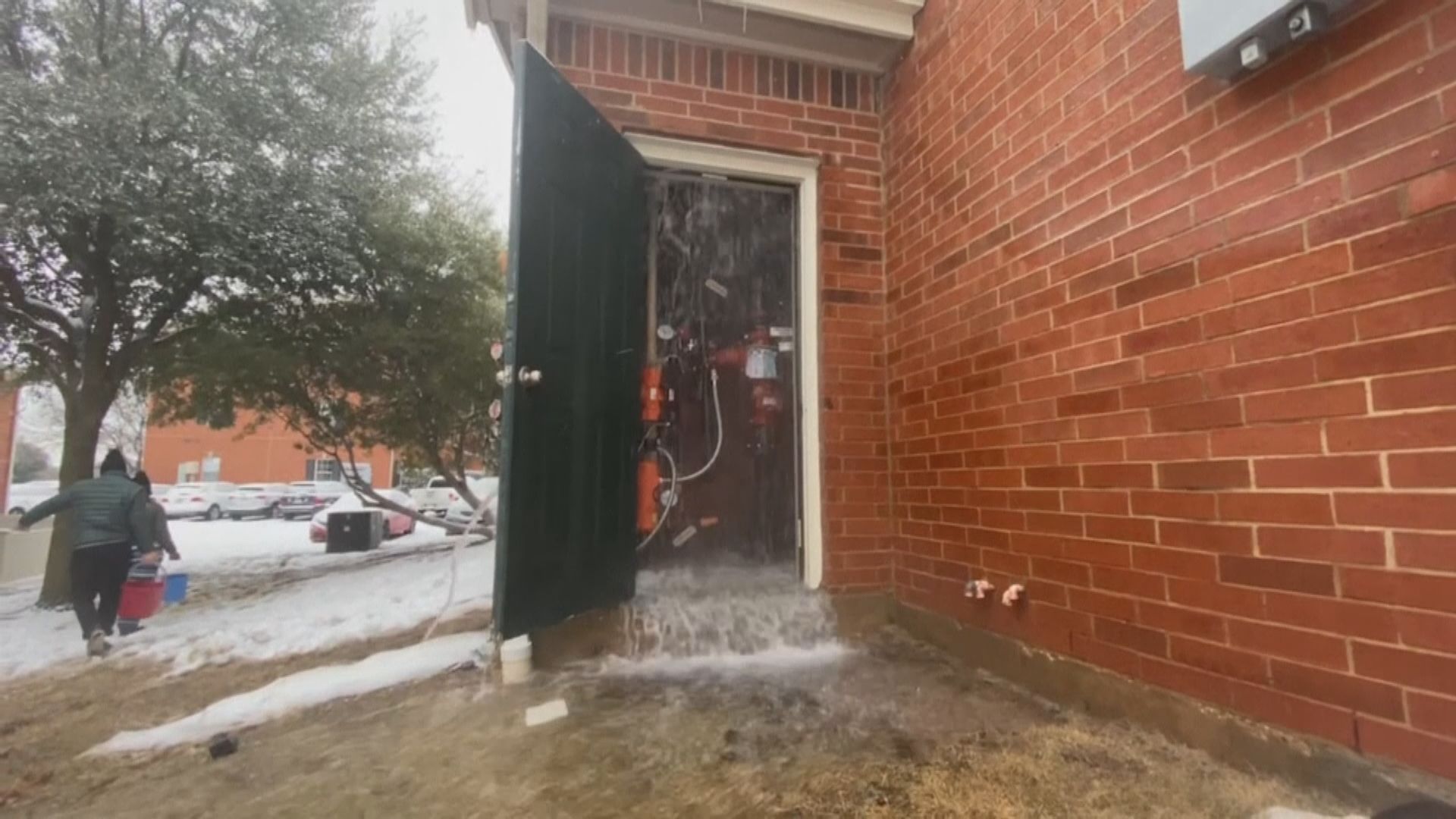 美國極端寒冷天氣持續　得州有水管爆裂導致供水短缺