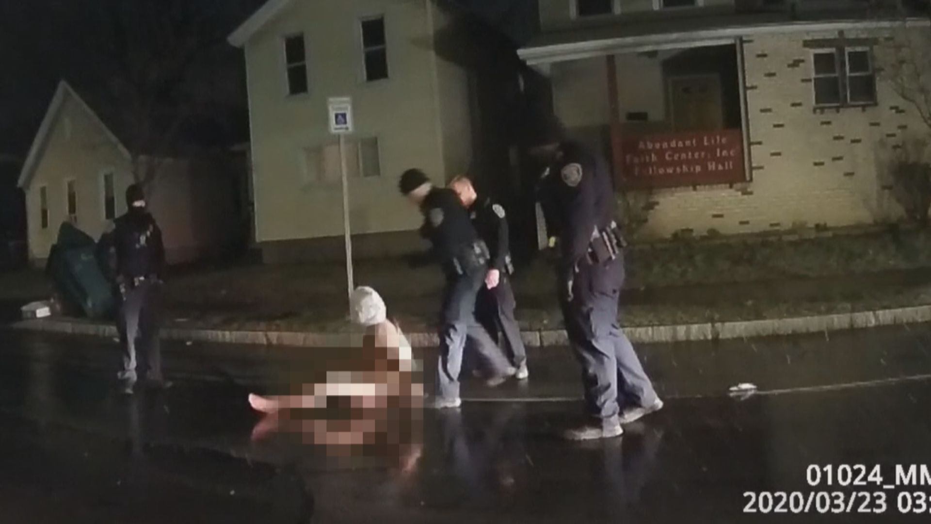 美國黑人男子被警員套上頭套後死亡