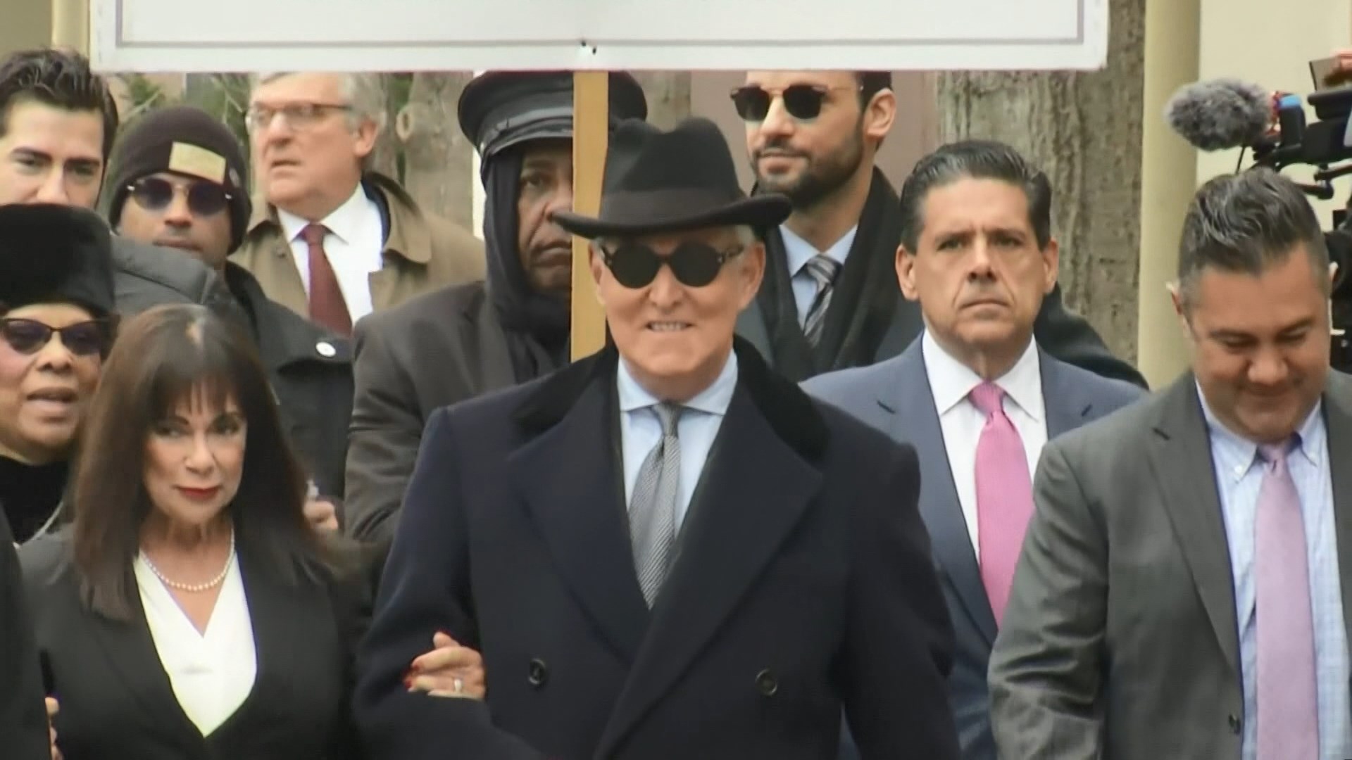 特朗普前競選顧問斯通涉通俄門等七罪判囚40個月