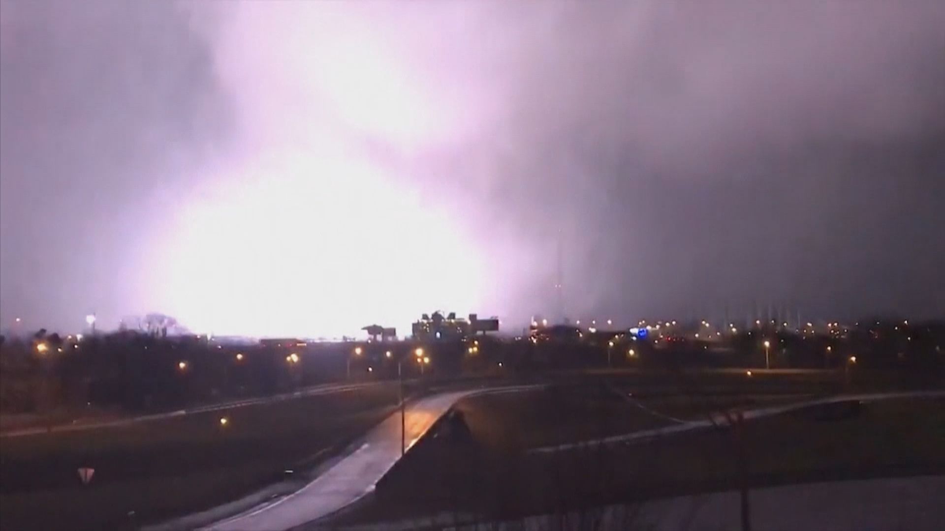 龍捲風吹襲田納西州至少25人死亡