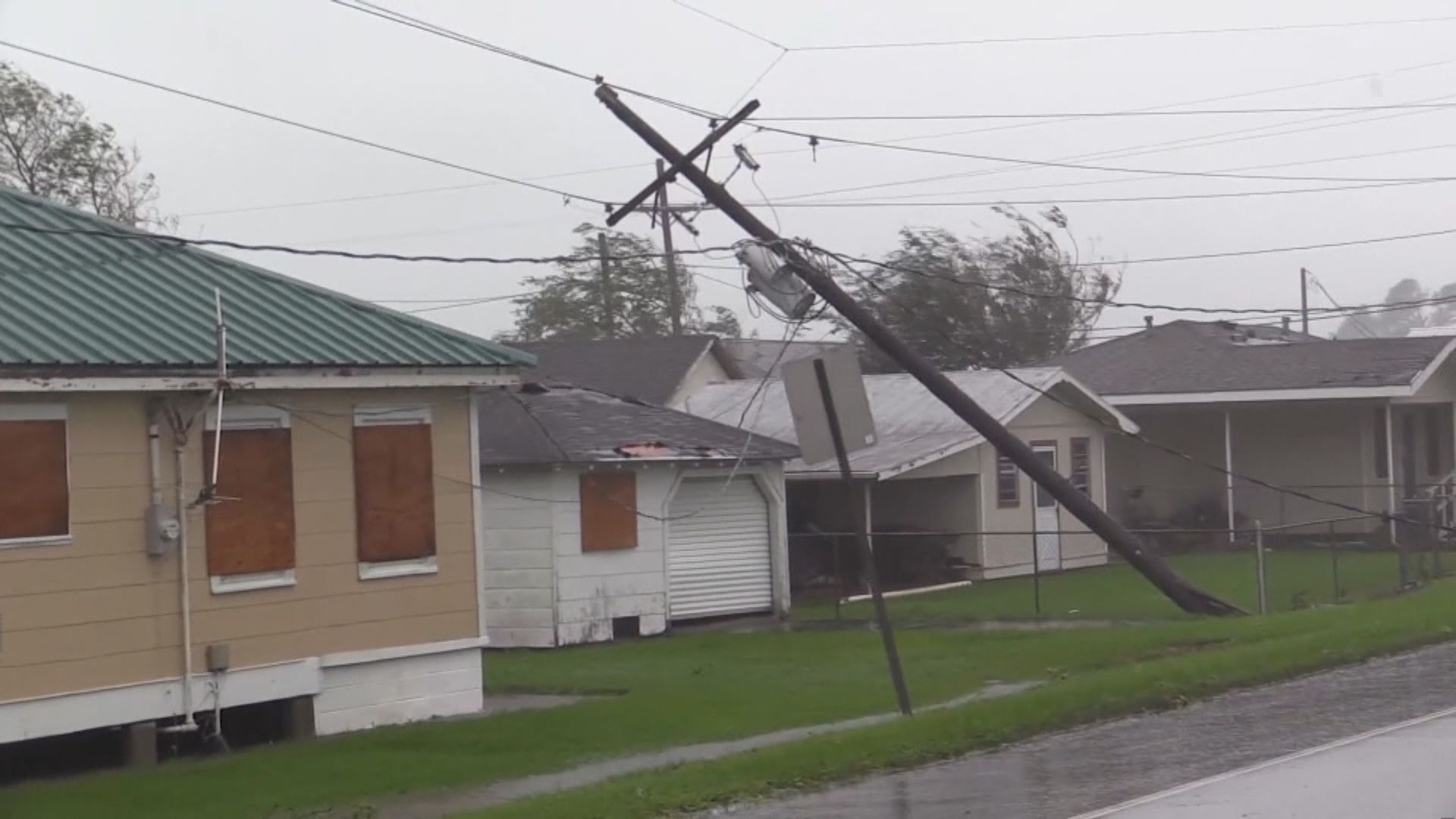 颶風艾達登陸後減弱為二級颶風　一人懷疑被大樹壓死