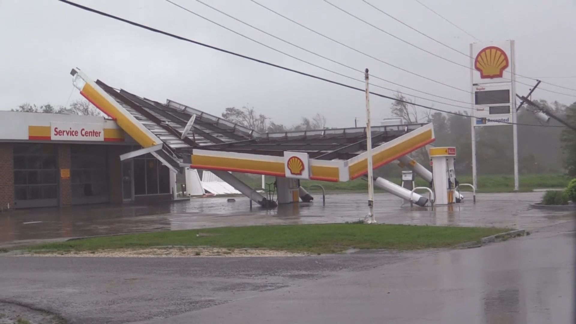颶風艾達登陸後減弱為一級颶風　一人懷疑被大樹壓死