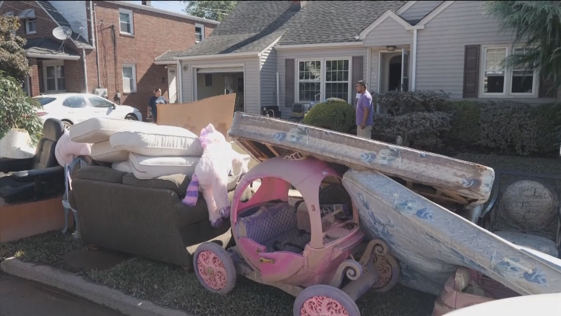 紐約民眾續清理洪水破壞　拜登周二視察災區