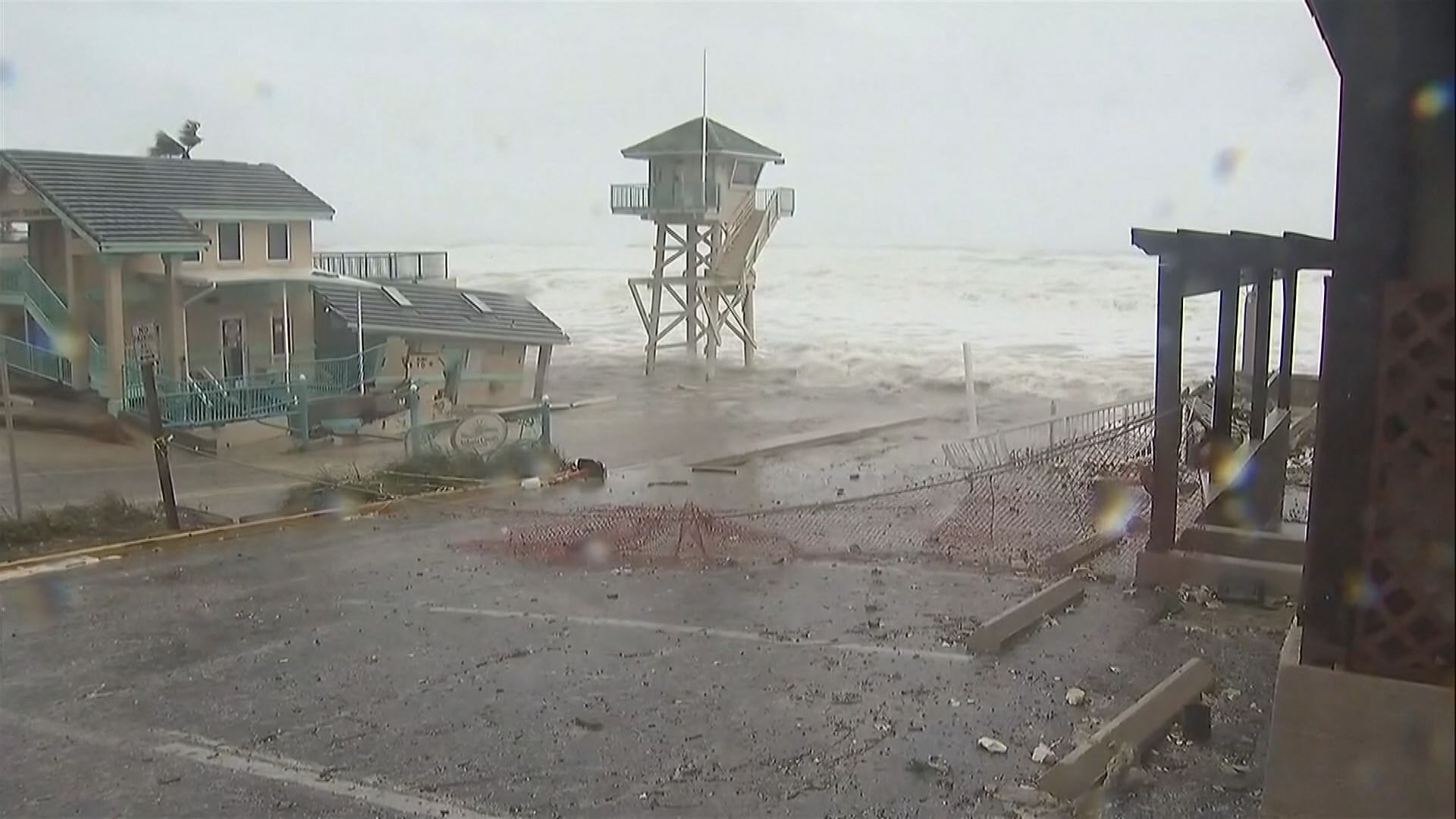 風暴「妮科爾」登陸佛州後引發風暴潮多區進入緊急狀態