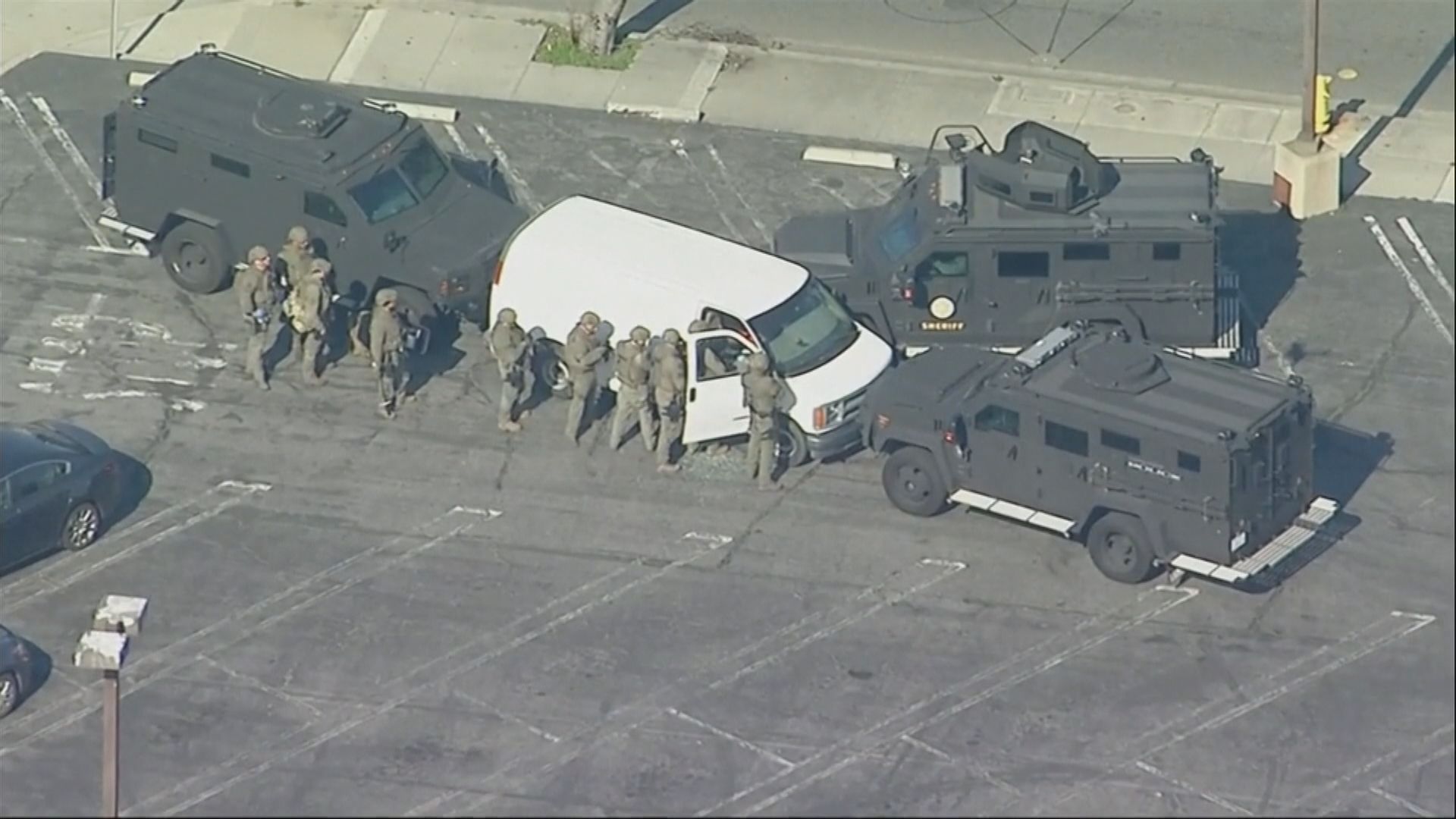 美國警方續查洛杉磯槍擊案   未知貨車內死者是否疑犯