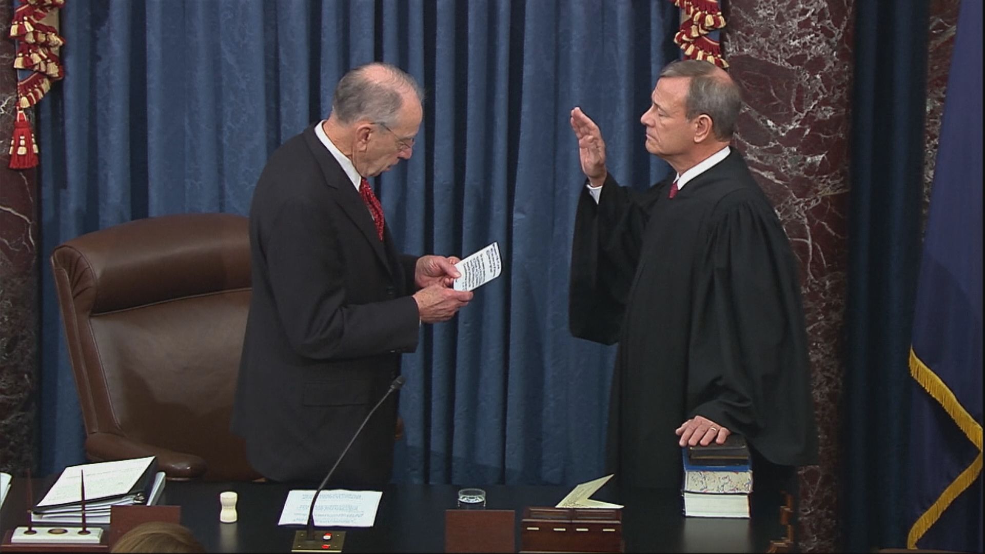 美國參議員就彈劾總統案宣誓