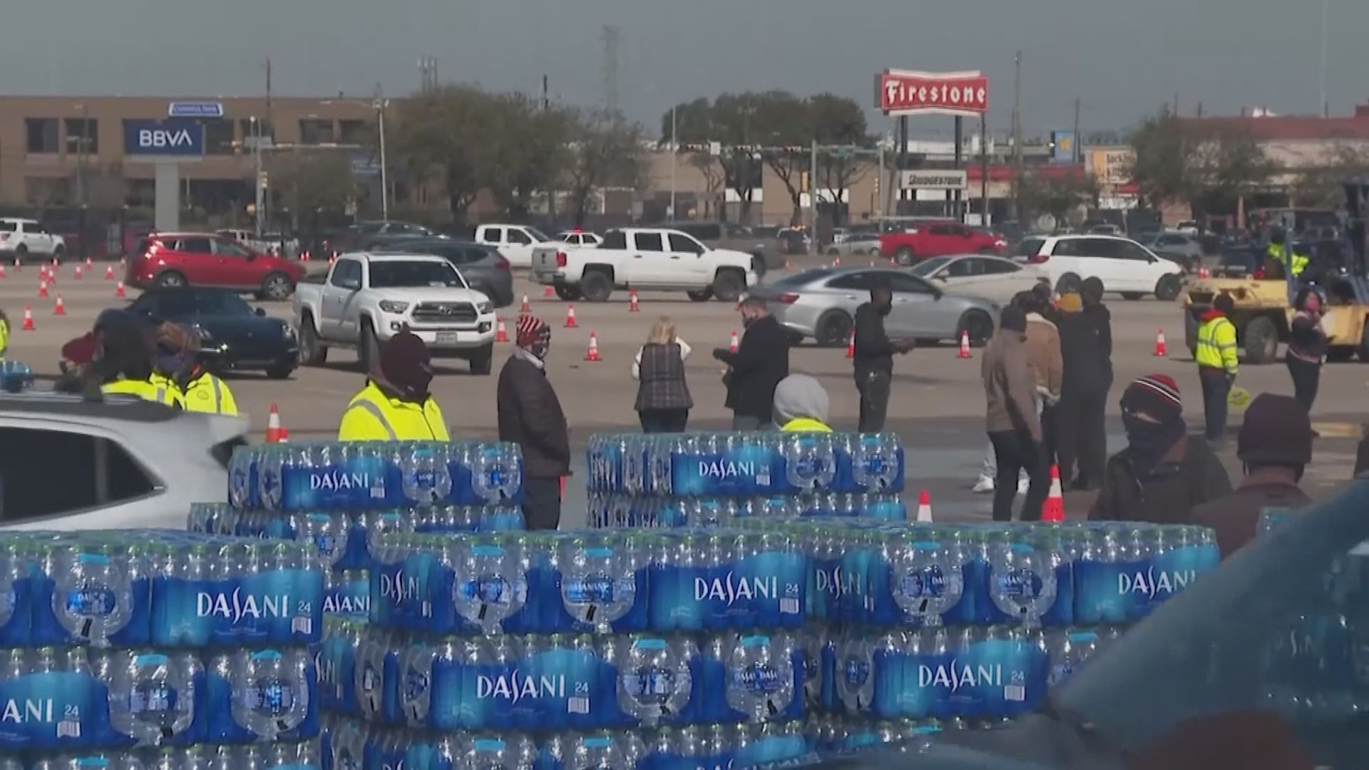 美國得州供水問題未解決　民眾排隊領取瓶裝水