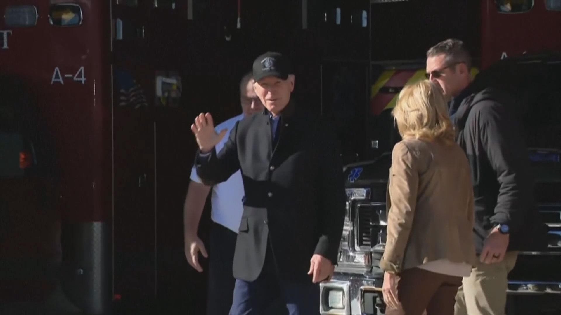 拜登夫婦於感恩節探望消防人員