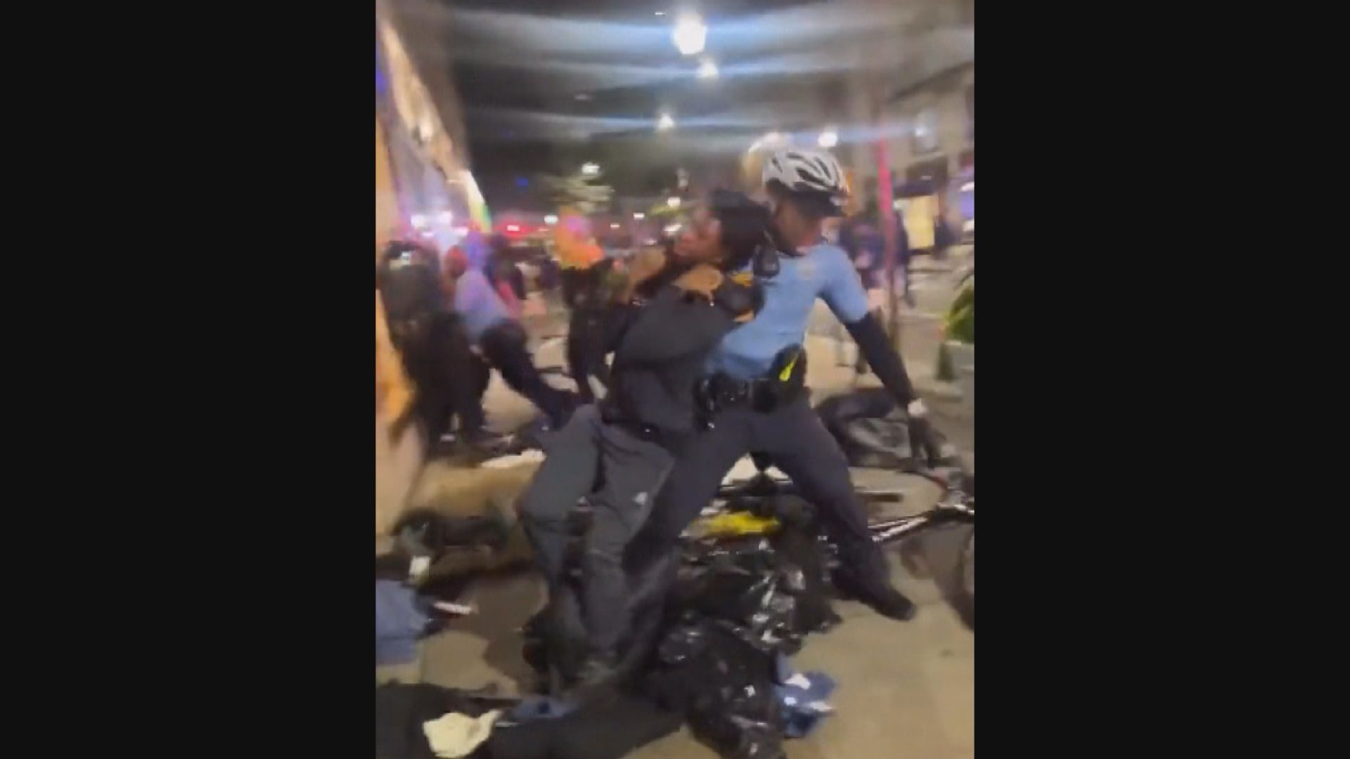 美國費城多間店舖遭大批青少年「快閃搶掠」 多人被捕