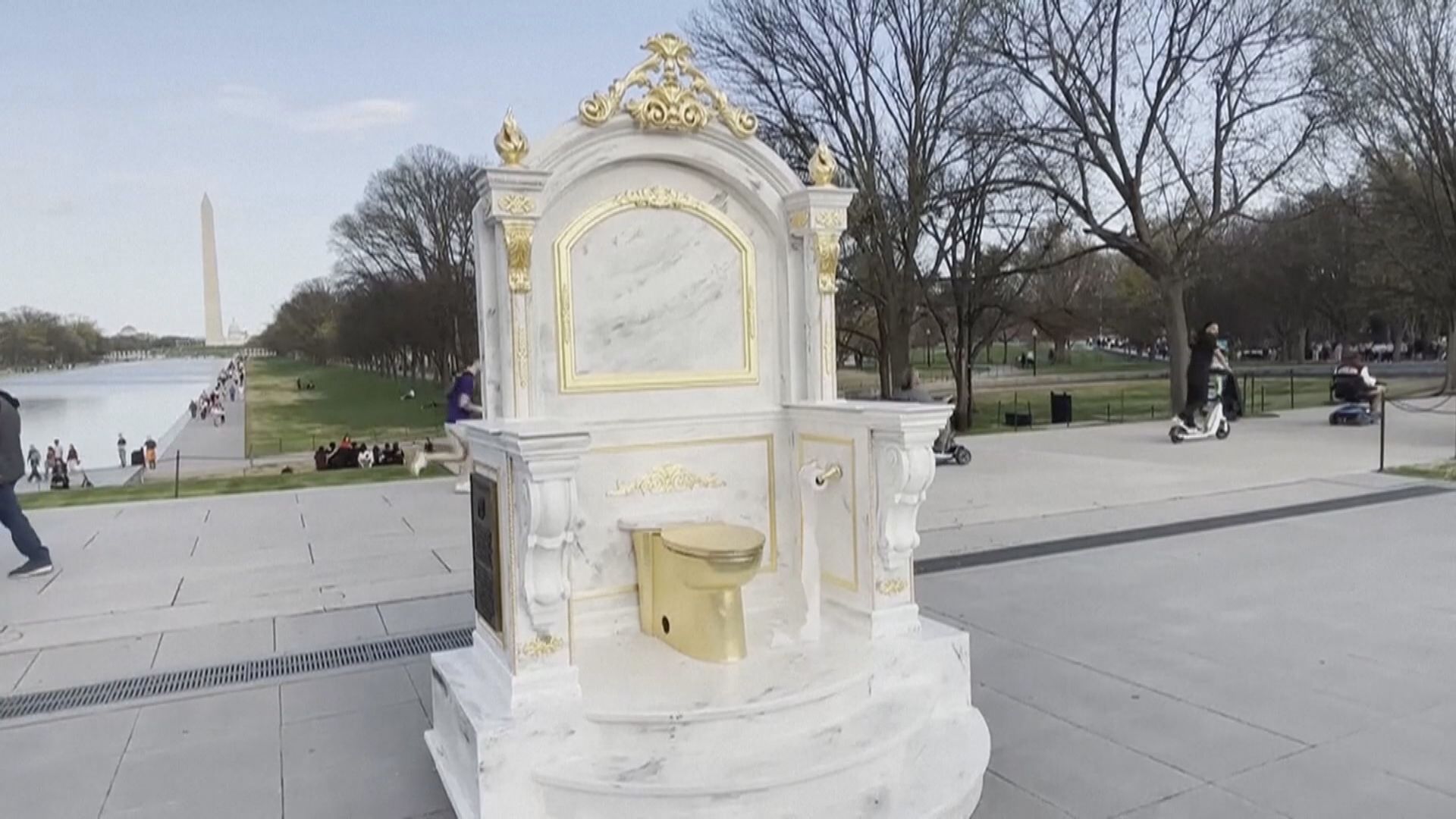 美國國家廣場出現特別藝術品　創作者藉「金馬桶寶座」諷特朗普只關心翻新白宮