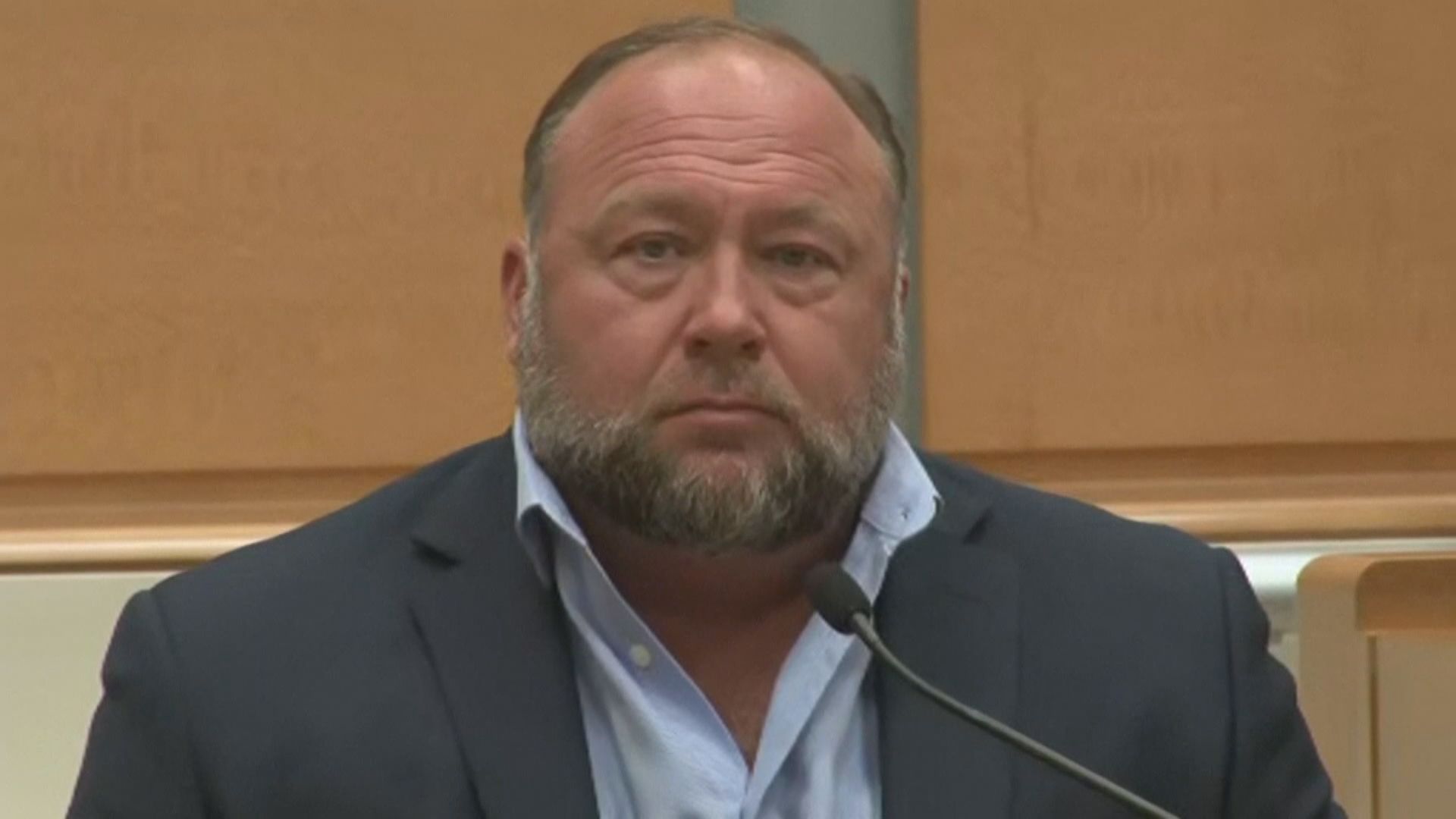 美極右翼陰謀論者稱小學槍擊案是騙局　被判賠償近10億美元