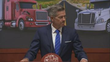 美國政府威脅加州等三個州　若未能執行貨車司機英語水平要求將損失資助