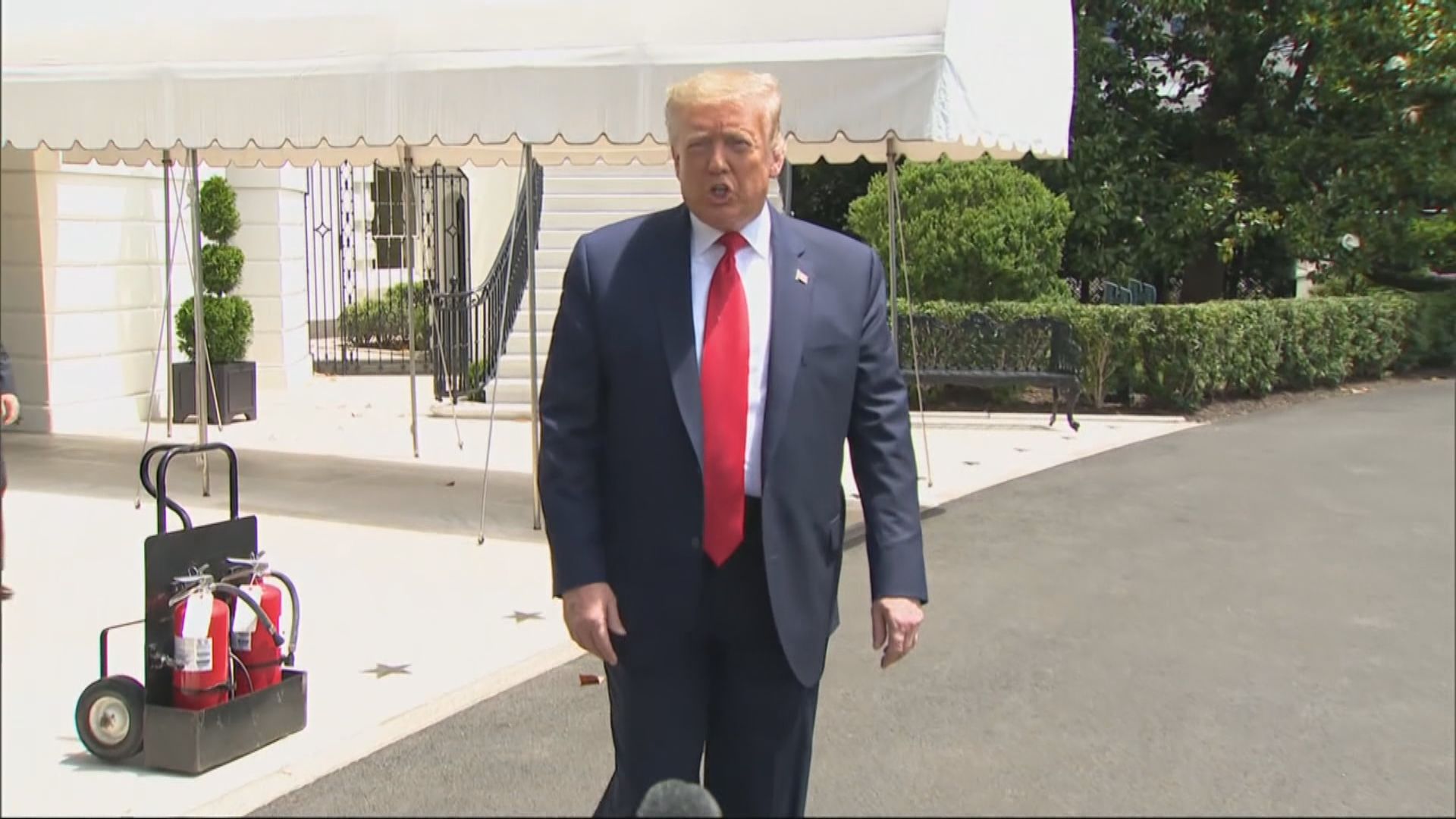 美媒指特朗普一度因白宮外示威躲到地下碉堡暫避