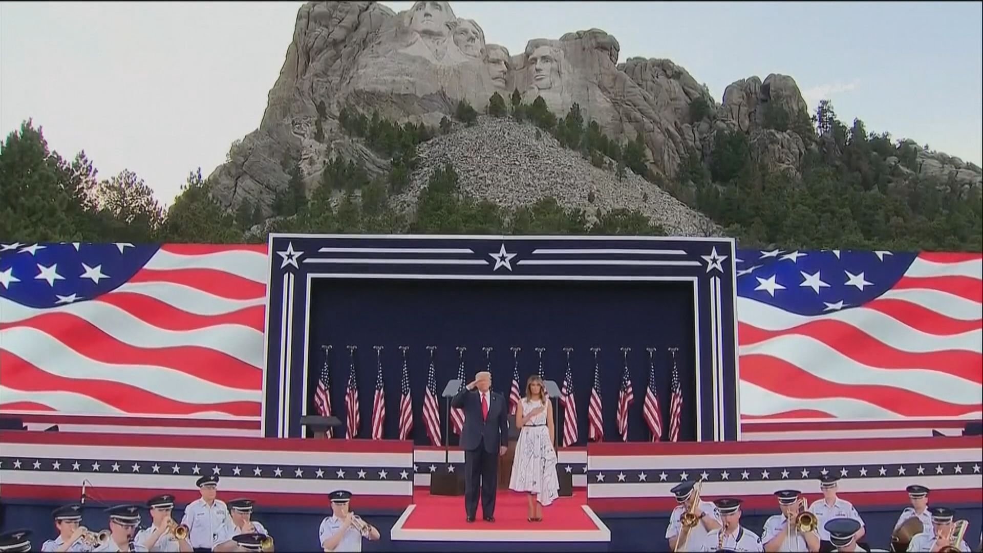 特朗普到訪總統山慶祝獨立日