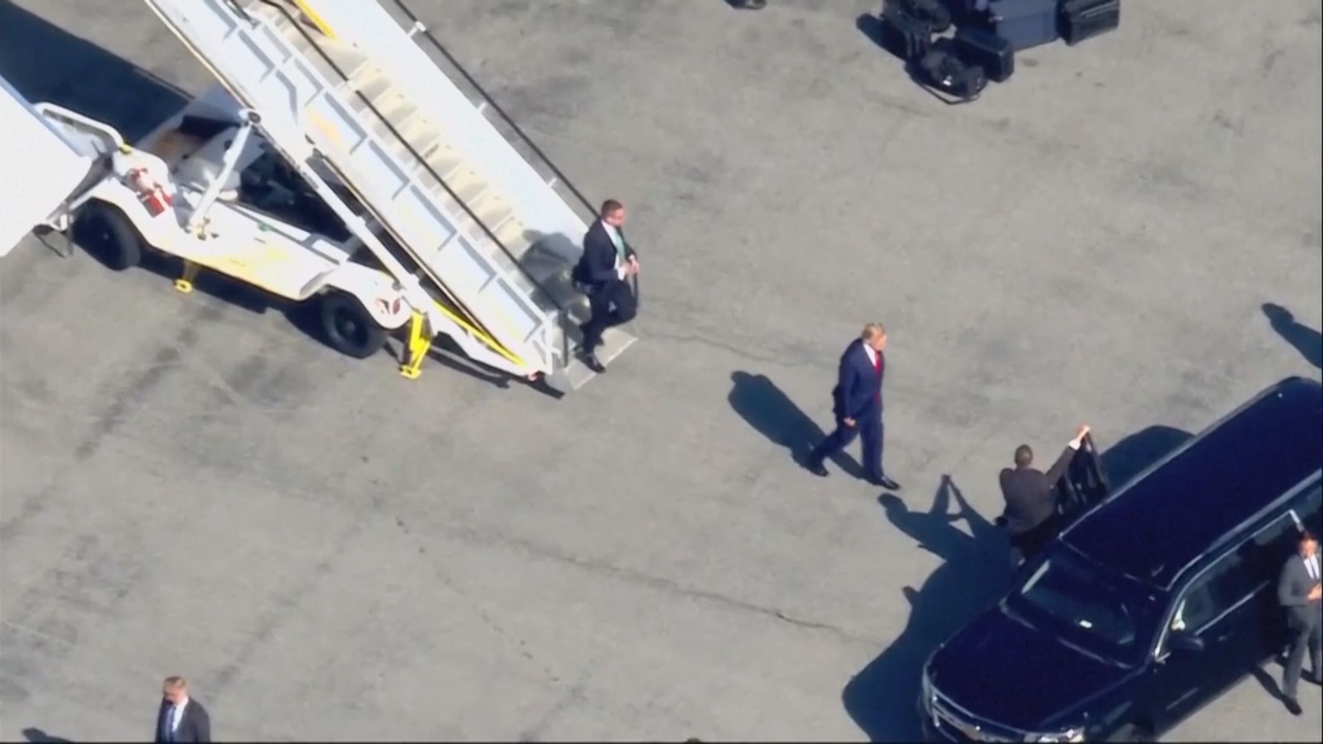 特朗普抵達紐約　周二會到曼哈頓刑事法院應訊