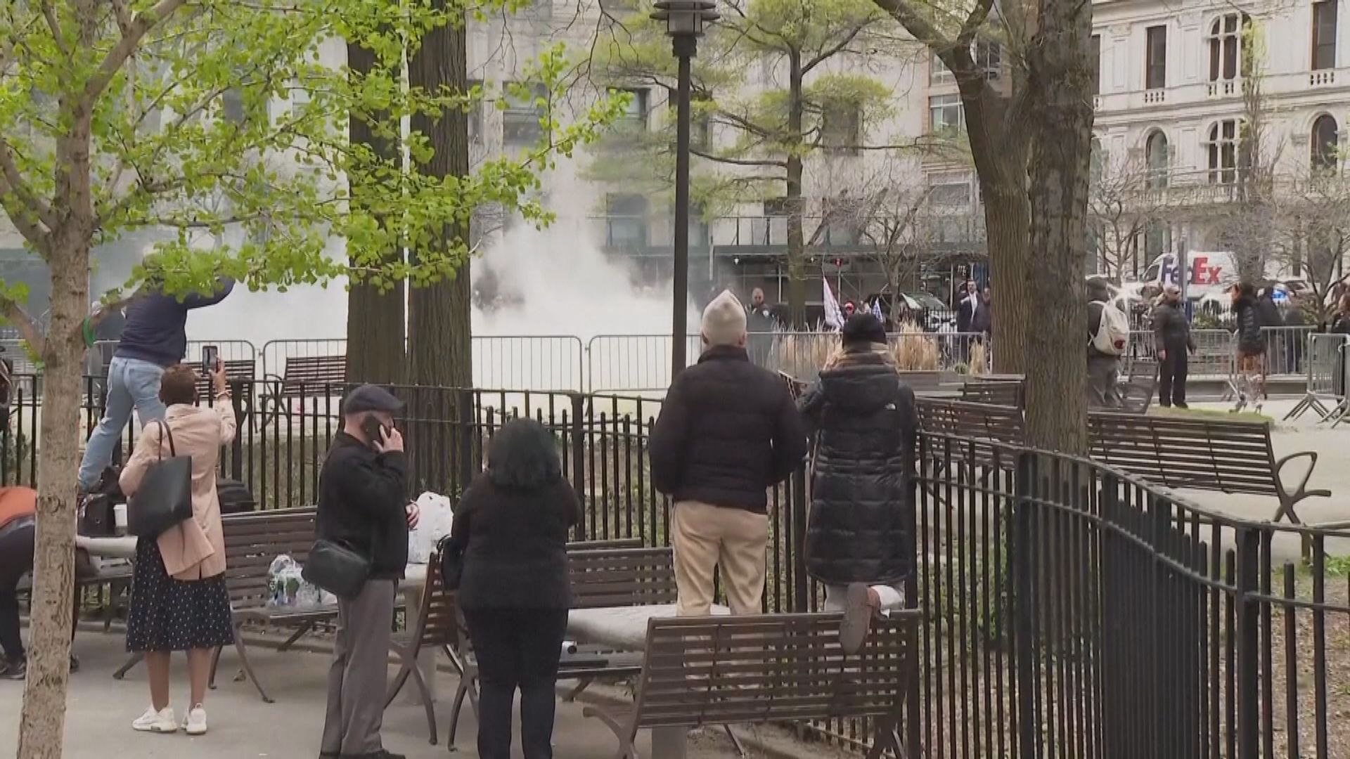 特朗普掩口費案 一男子於法院外自焚