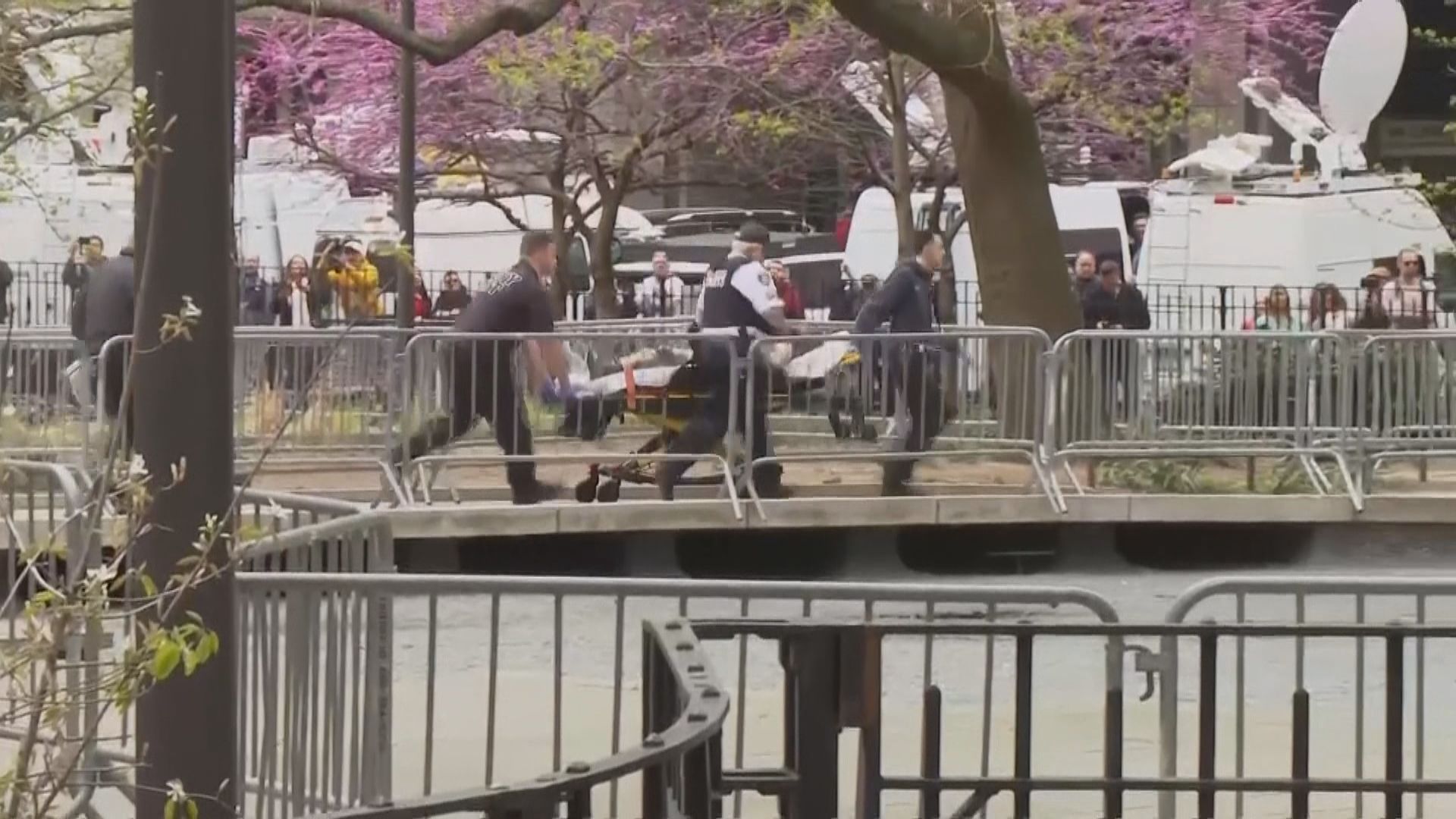 特朗普掩口費案 一男子於法院外自焚死亡