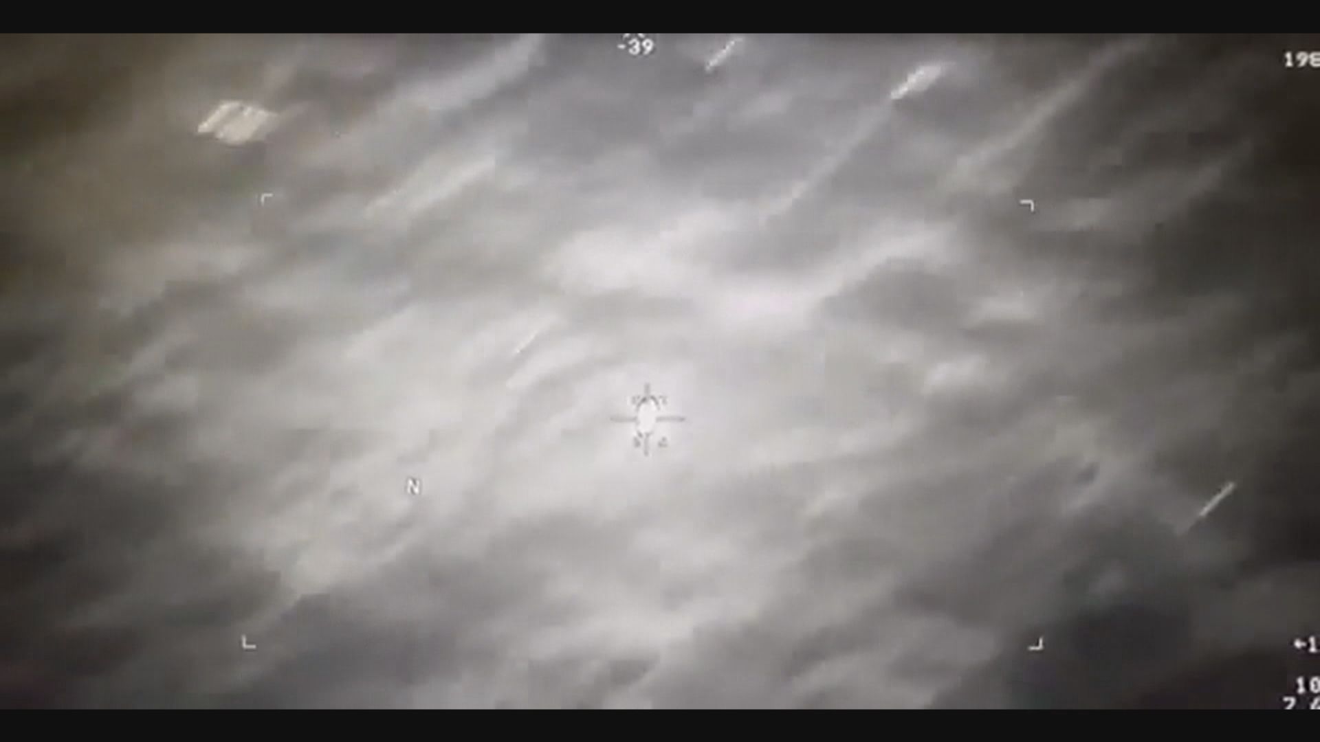 有片｜美國眾議院公開去年也門海域上空懷疑UFO片段　機體被無人機擊中仍能飛行(郭寶鴻報道)