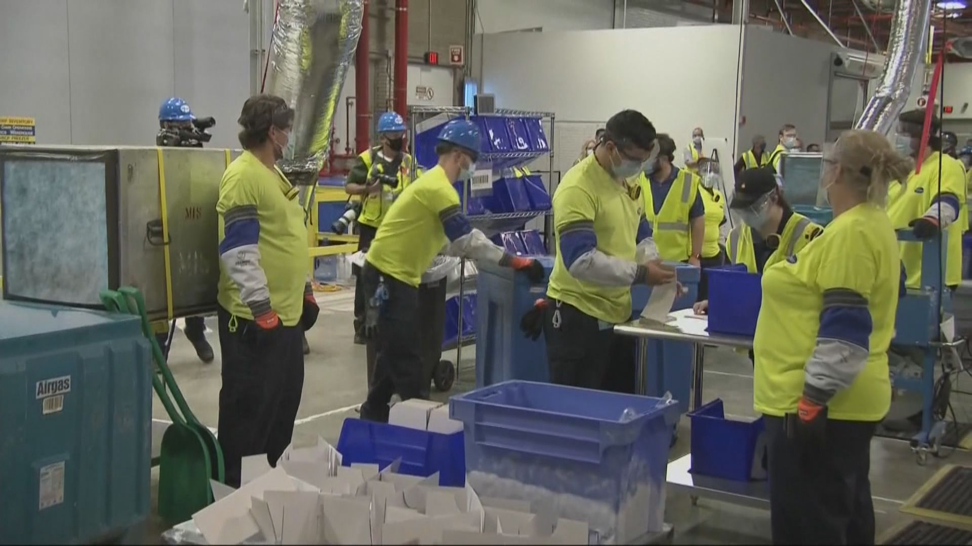 美國首批獲批緊急使用疫苗出廠分發至各州