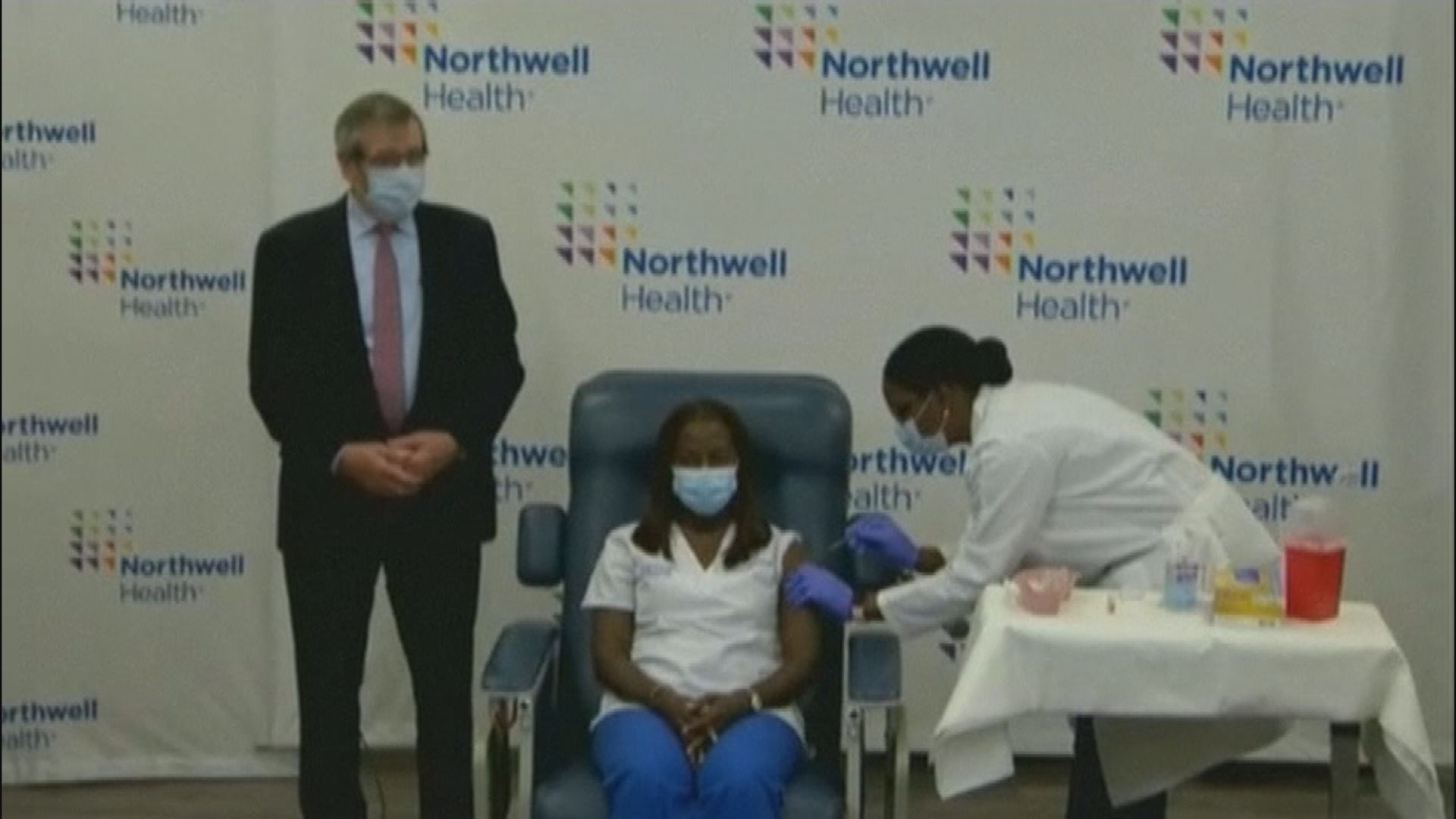 美國開始為民眾接種輝瑞新冠疫苗