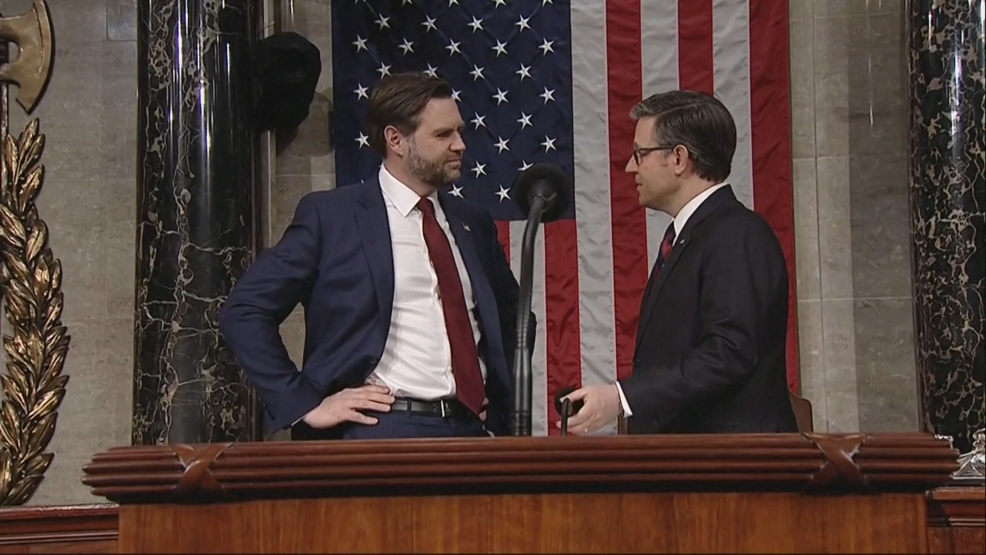 萬斯忘記熄咪　質疑特朗普怎能說足90分鐘