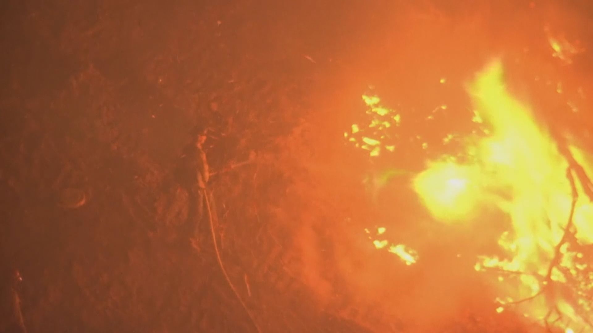 加州山火仍未受控　多個州消防員增援