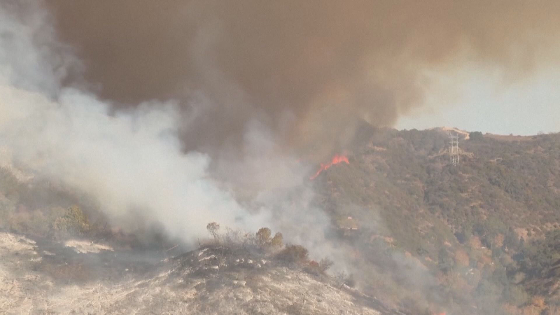 加州洛杉磯山火大範圍火場面積仍未受控