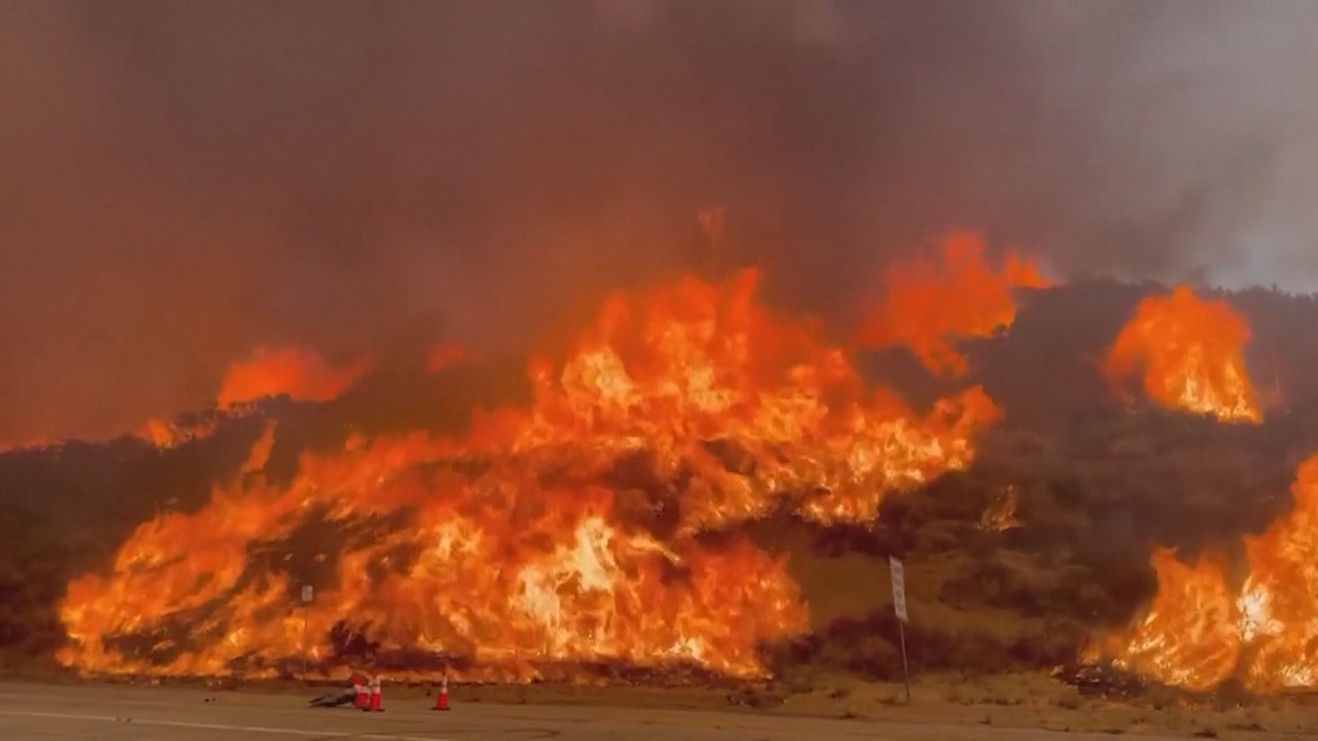 美國洛杉磯山火現新火頭　逾三萬人要疏散