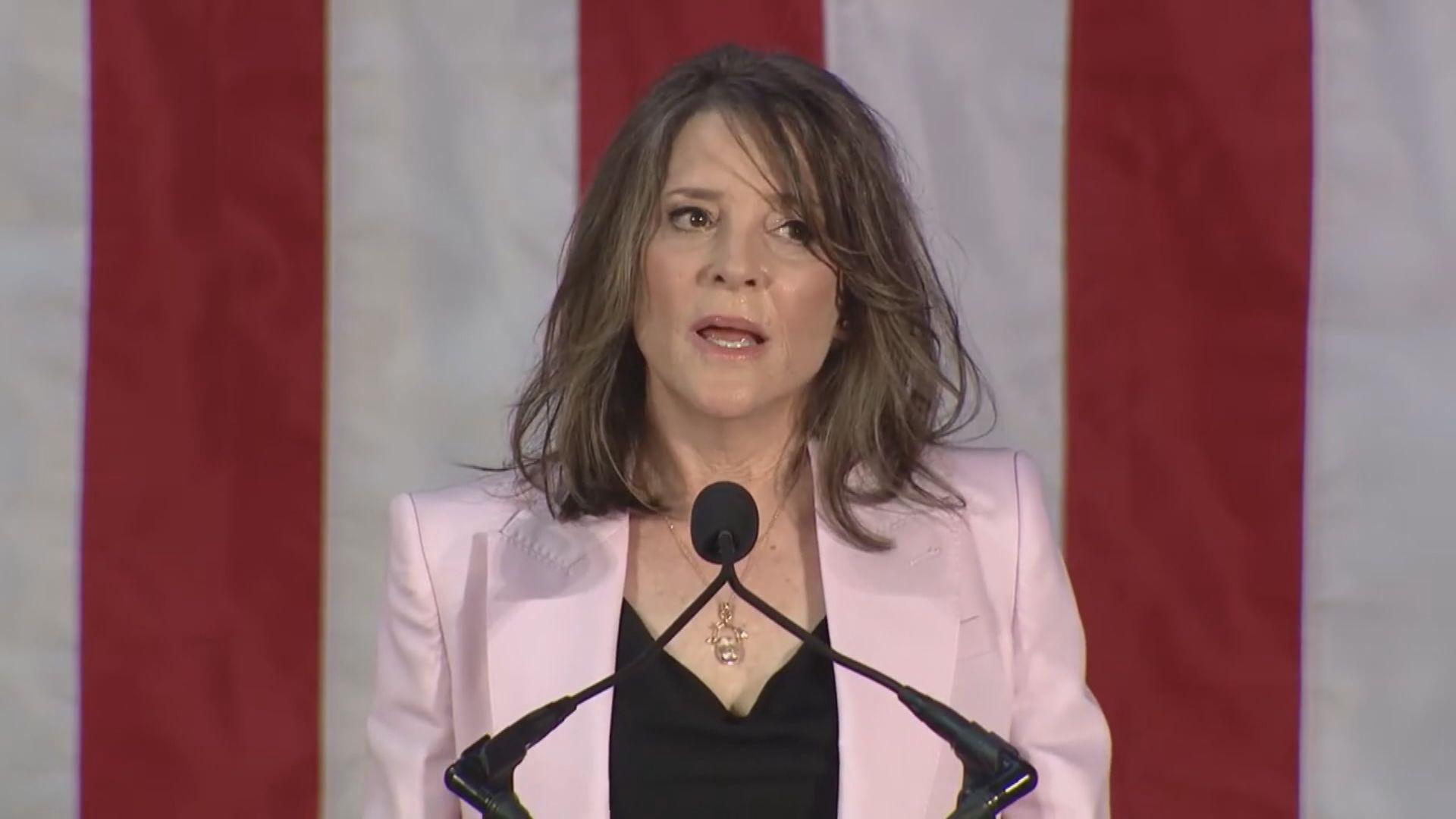 女作家威廉森宣布參選美國總統 