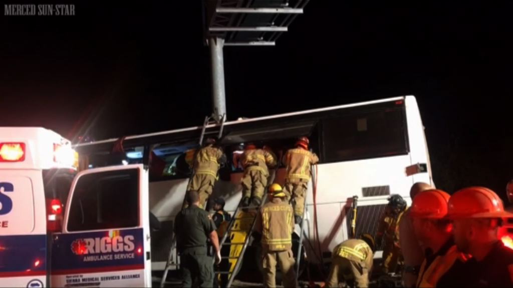 加州巴士失控撞廣告牌釀五死