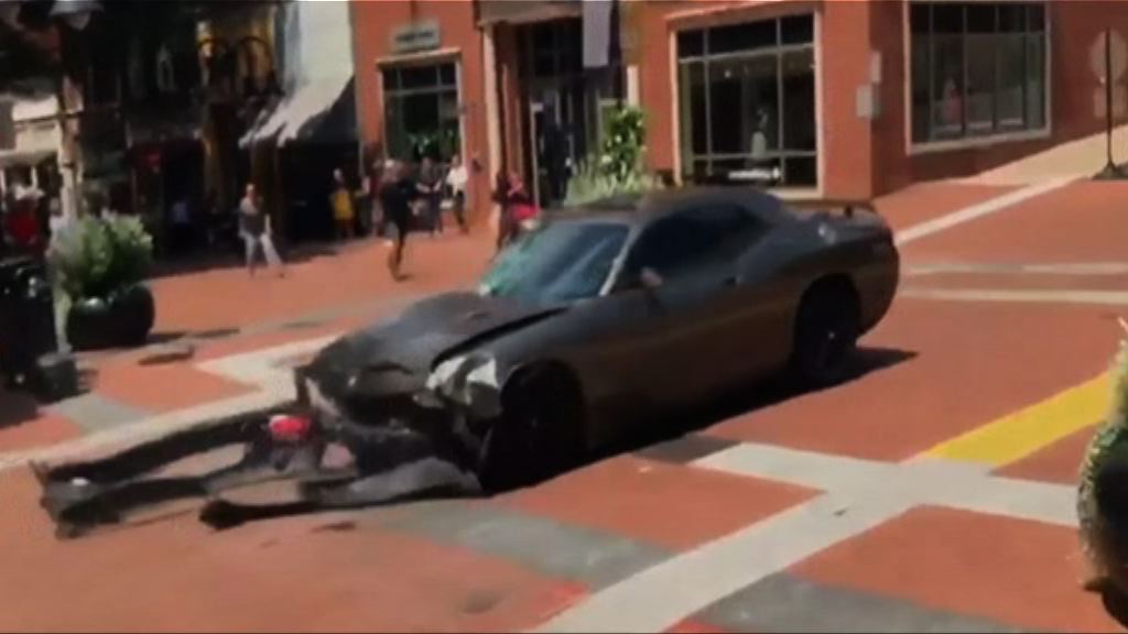 美右翼集會爆衝突　有汽車撞向人群