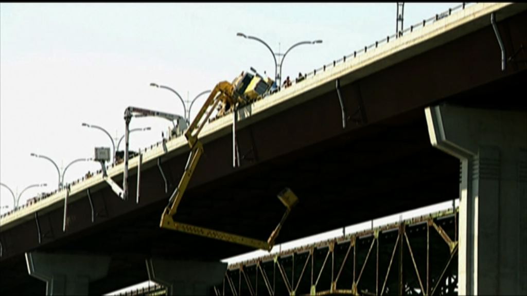 美國兩名工人被困吊臂車