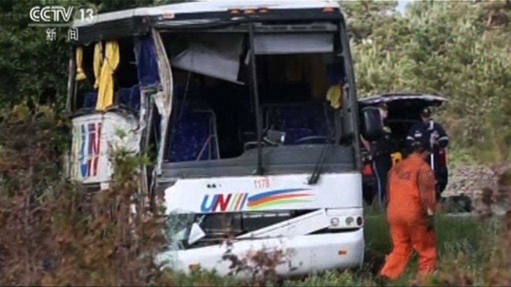 載有中國遊客旅遊巴加拿大遇車禍24人傷