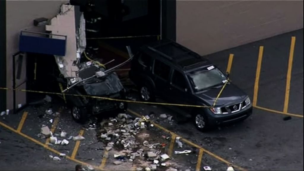 美國拍賣行有汽車失控撞人群多人死傷