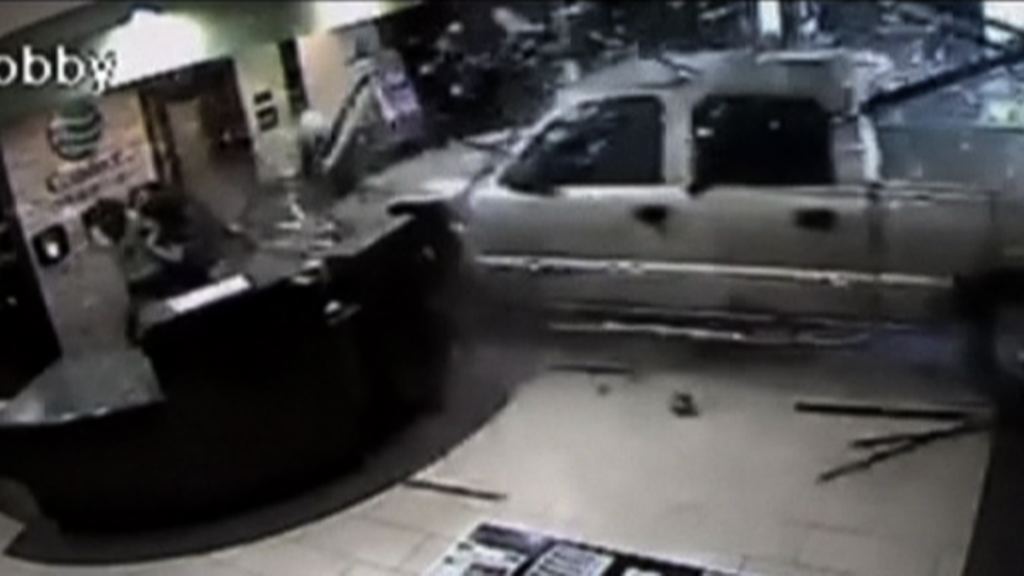 美國男子駕車衝進酒店被捕