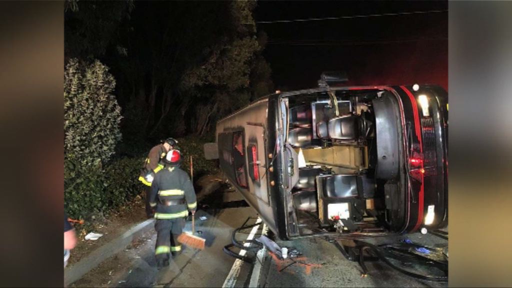 三藩市旅遊巴翻側釀多人傷