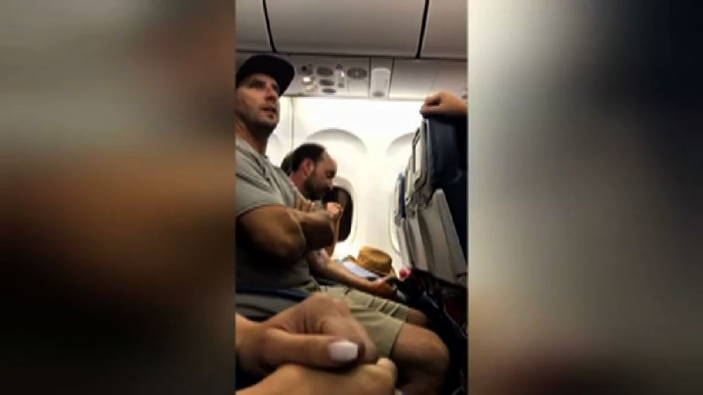 達美航空趕一家四口落機惹爭議