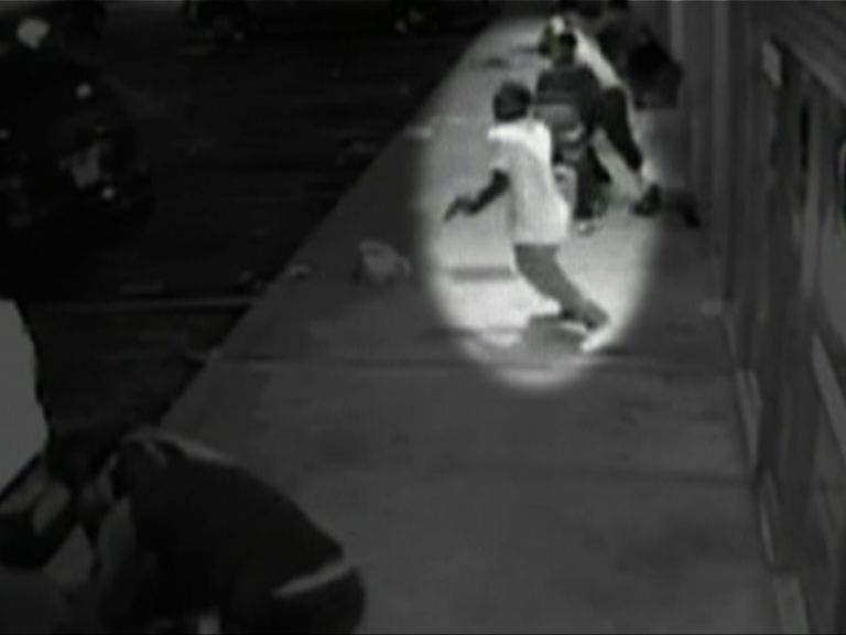 警方公開片段證明黑人青年持槍