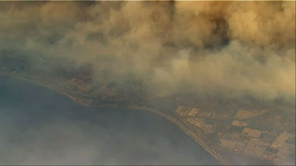 南加州山火蔓延至沿海城鎮