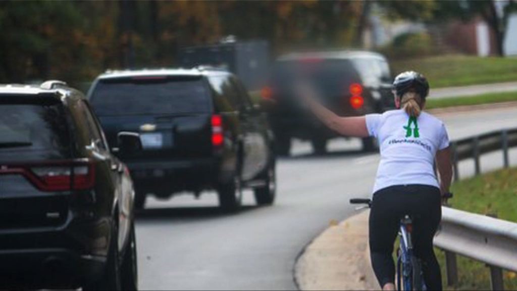 女子疑向特朗普車隊舉中指被公司辭退