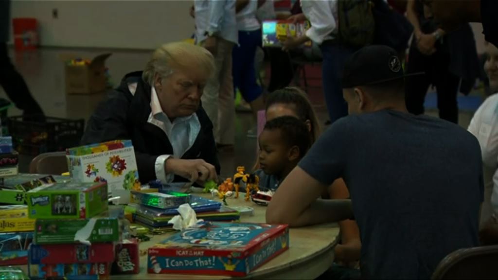 特朗普再到風災災區視察及慰問災民