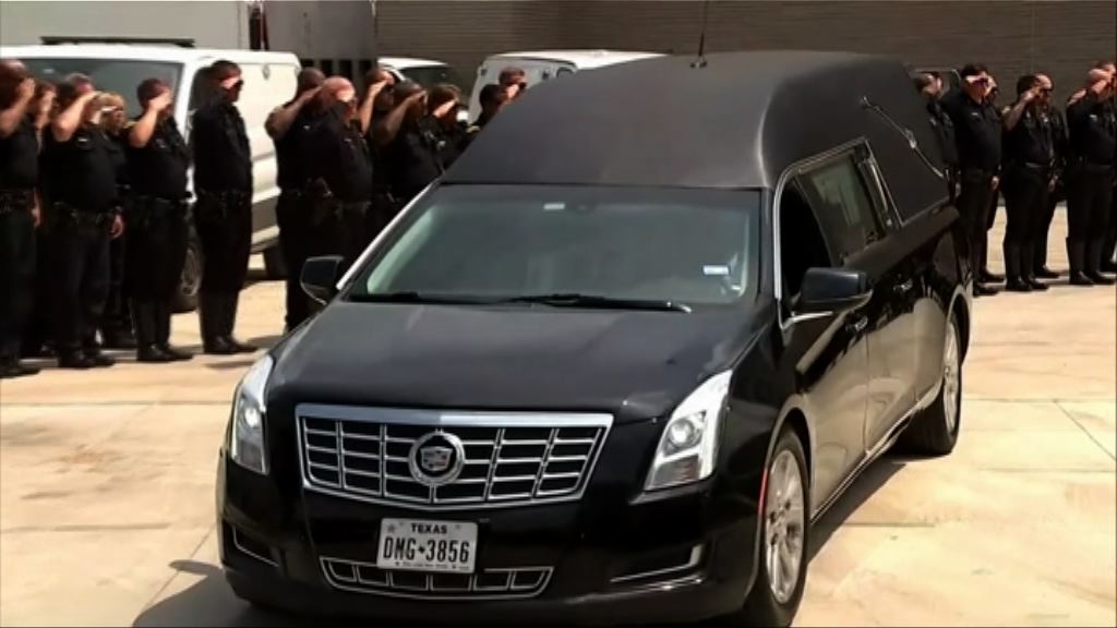 美警方向風災殉職警員作最後致敬