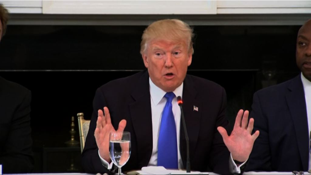 特朗普促議員休會前就醫保達成共識