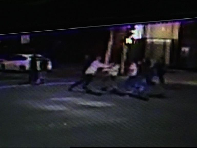 制止法國火車襲擊英雄街頭被刺