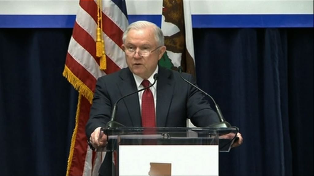 塞申斯炮轟加州包庇非法移民法律違憲