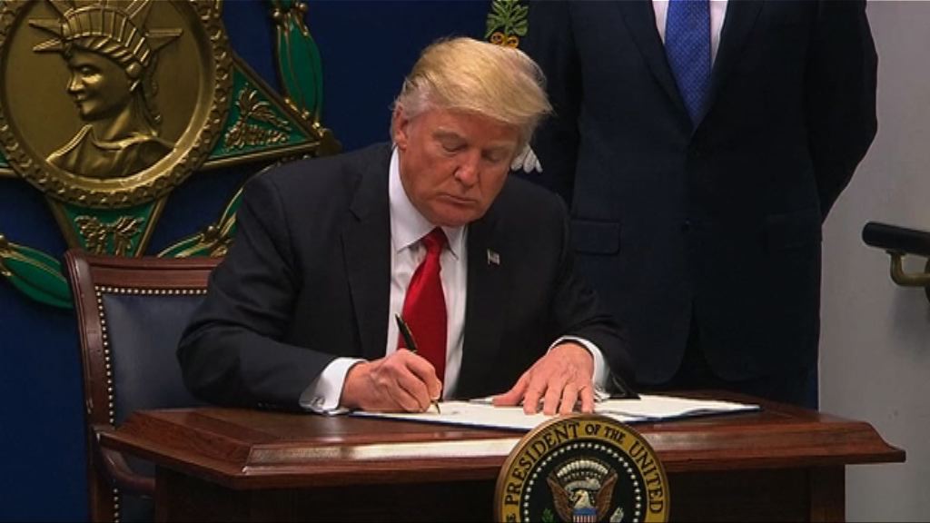 特朗普簽行政命令收緊移民審查