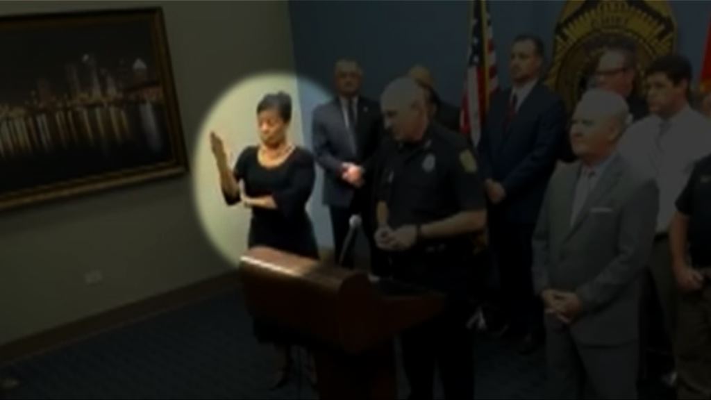 美國警方記者會傳譯員亂做手語