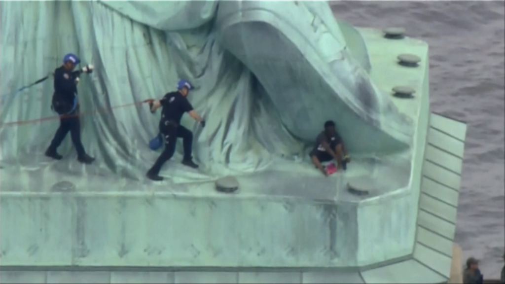 美國有人爬上自由神像抗議移民政策