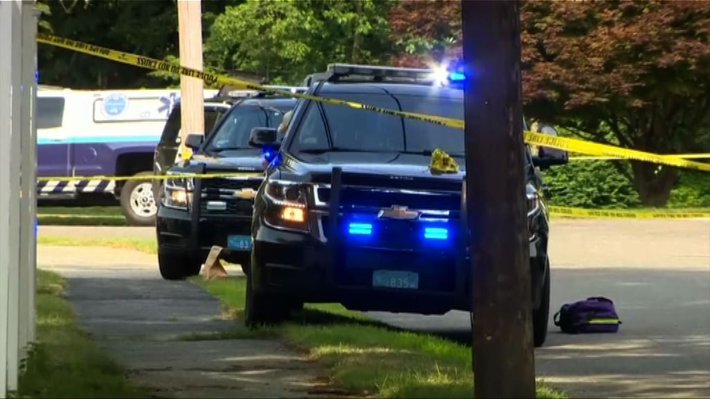 美麻省男子撞車後奪警槍擊斃兩人