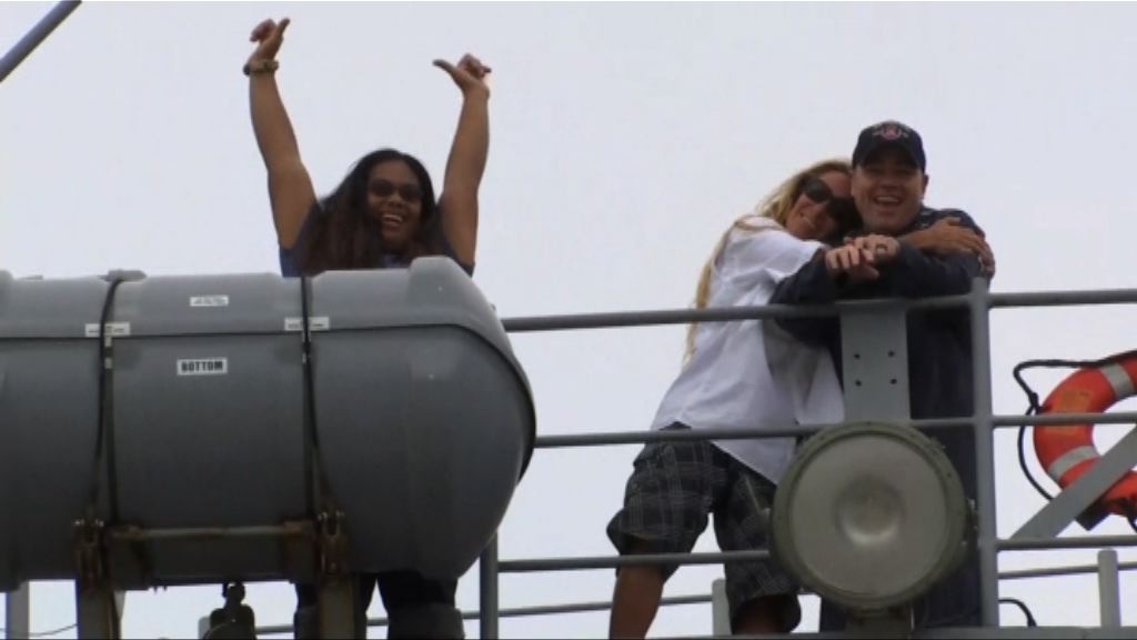 美軍載兩名遇險漂流女子抵沖繩